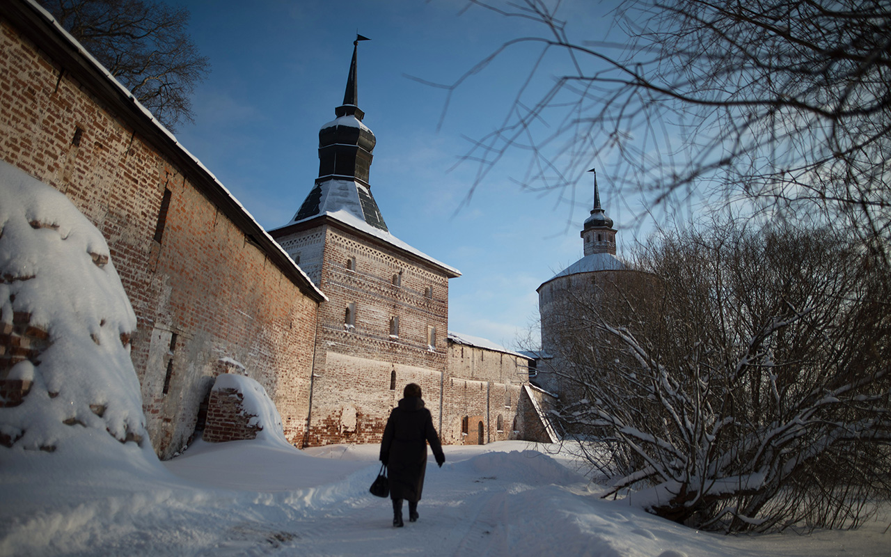 Das Kirillo-Beloserskij-Kloster aus dem 14. Jahrhundert ist am Siwerskoje-See im russischen Norden erbaut worden. Sein Gründer – der Heilige Kyrill – war ein Nachfahre des edlen Moskowiter Geschlechts der Weljaminows. Der Mönch stieg zum Archimandriten des Moskauer Simjonow-Klosters auf, verließ aber das hohen Kirchenamt und zog im Alter von 60 Jahren an den See, wo er das Kloster gründete.