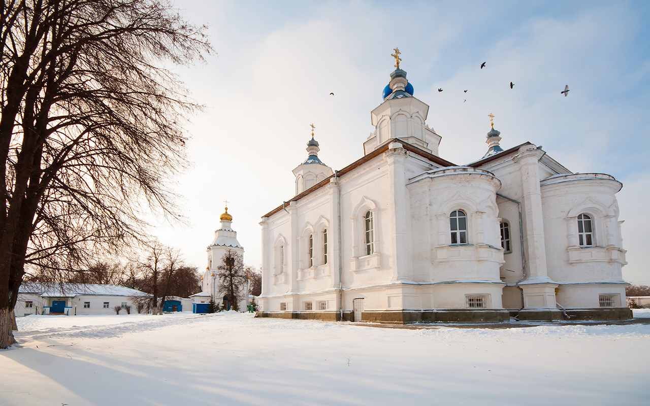Ščeglovski samostan svete Matere Božje je moški samostan v bližini mesta Tula, 180 km od Moskve. Glavna katedrala je bila posvečena leta 1860 in je odprta le med bogoslužjem, v njej pa je mogoče videti ikono Doječe Marije. V kompleksu je še veliko manjših zgradb, pa tudi tihi vrt. Vse skupaj vam daje občutek, kot da ste se vrnili v 19. stoletje.