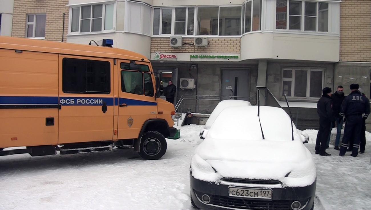 Una camionetta dell'FSB vicino al luogo dove sono stati arrestati i membri del presunto gruppo terroristico.