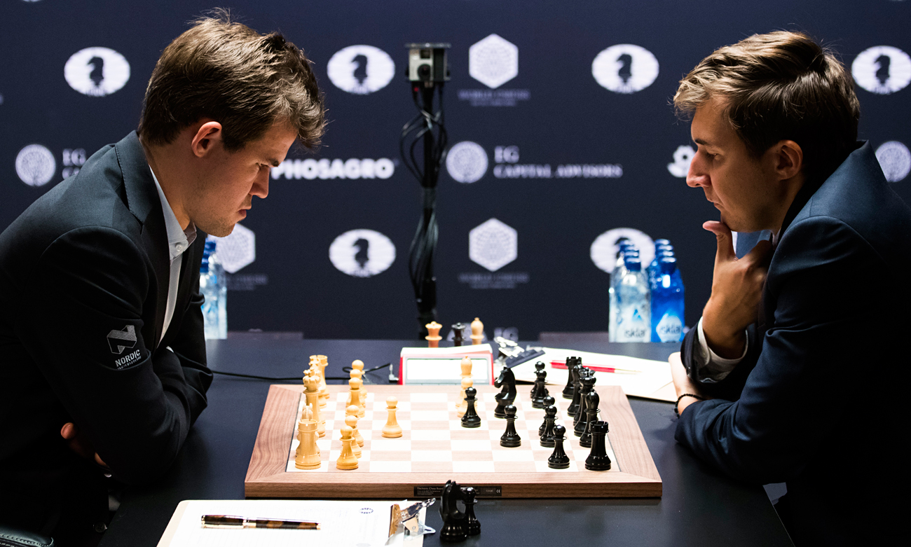 Die Schachspieler Magnus Carlsen aus Norwegen (links) und Sergej Karjakin aus Russland überlegen sich ihre Züge während der ersten Runde des Weltmeisterschaftsfinales am 11. August 2016 in New York.