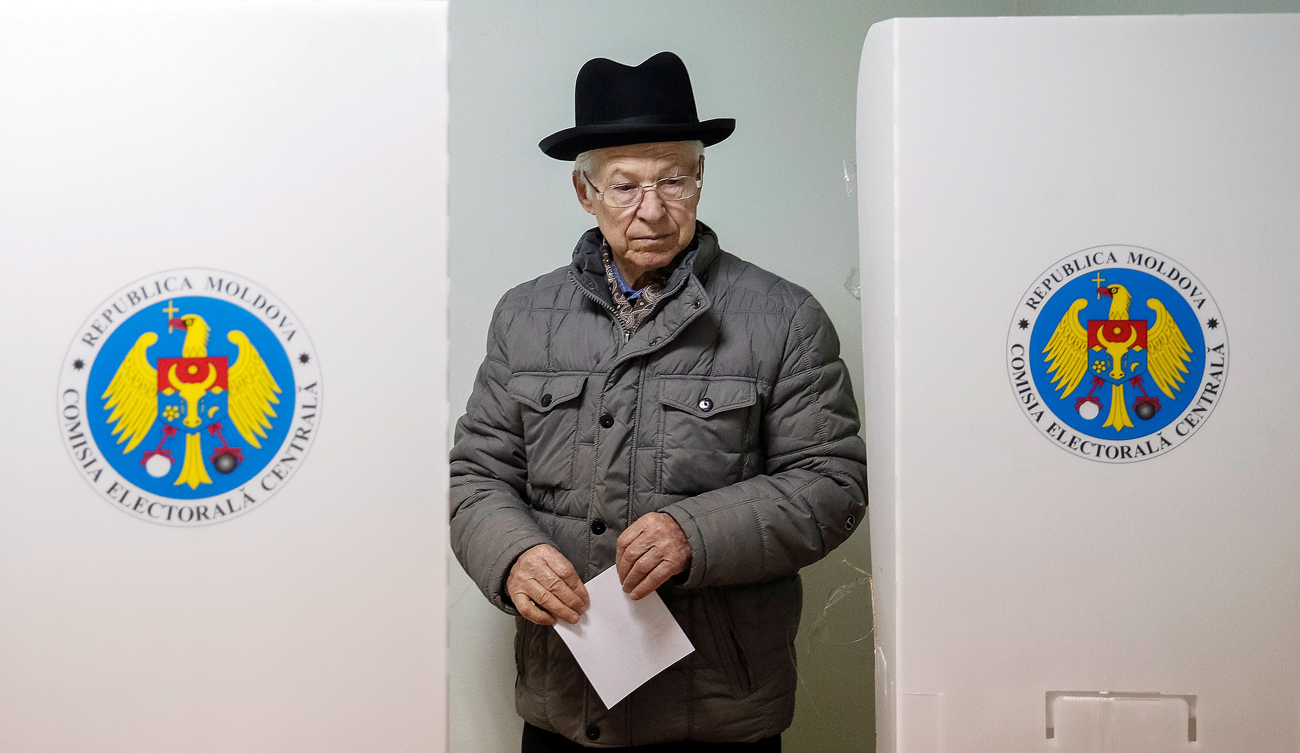 Un elettore in un seggio a Chisinau, in Moldavia. 