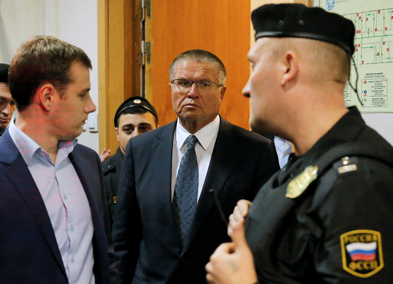 Menteri Ekonomi Rusia Alexei Ulyukayev yang ditahan oleh aparat penegak hukum atas tuduhan korupsi, dikawal setibanya untuk menjalani proses sidang di pengadilan Distrik Basmanny, Moskow, Rusia, 15 November 2016.