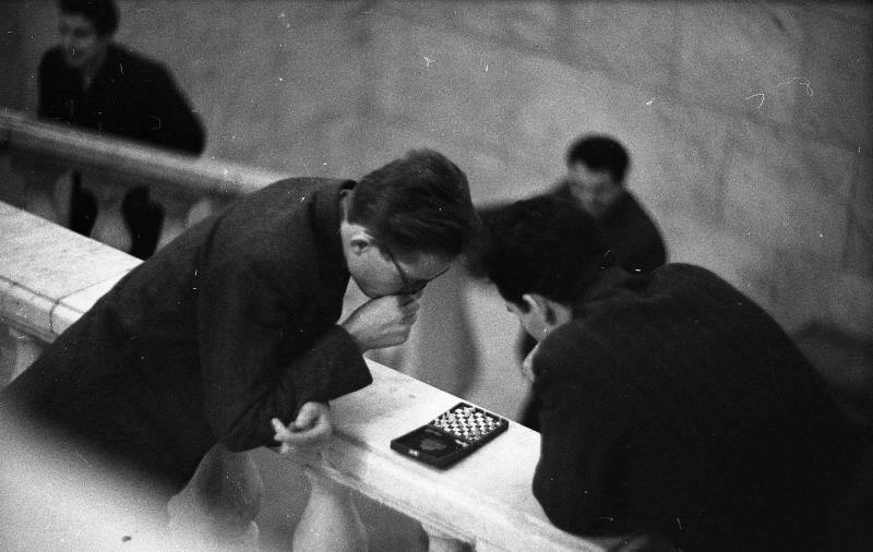 1963-1964. Moscou. Des étudiants font un jeu d’échecs de poche entre deux classes.