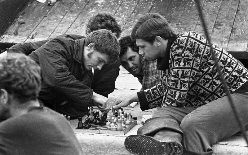 1972: Insel Sachalin in Russlands fernem Osten. Seeleute entspannen sich bei einem Schachspiel an einem seltenen freien Tag.