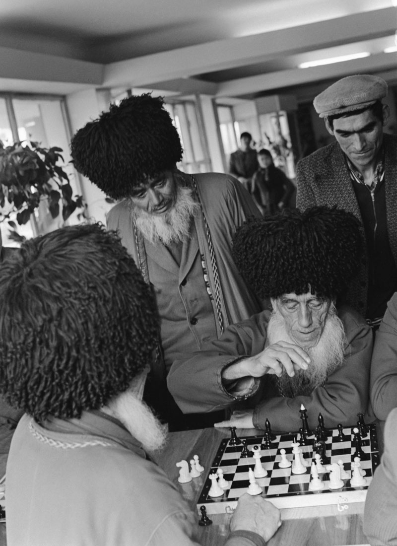 1977 г. Кооперация в днешен Туркменистан. Селянинът Хидир Орусов мисли пред шахматната дъска по време на местен турнир по шах.