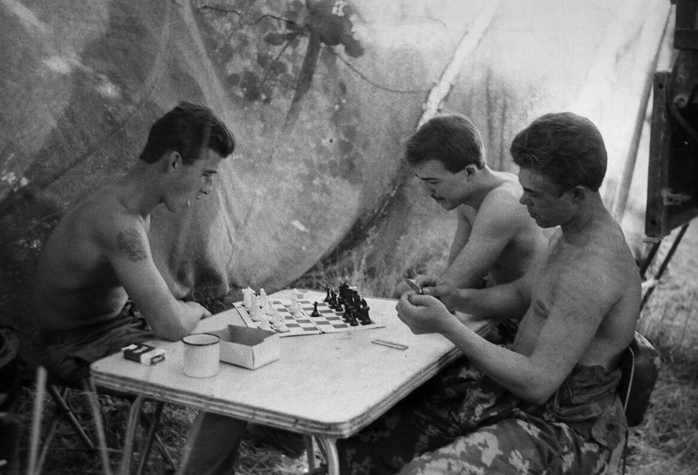 1985: Sowjetsoldaten in Afghanistan spielen Schach auf ihrem Stützpunkt in der Provinz Nangarhar.