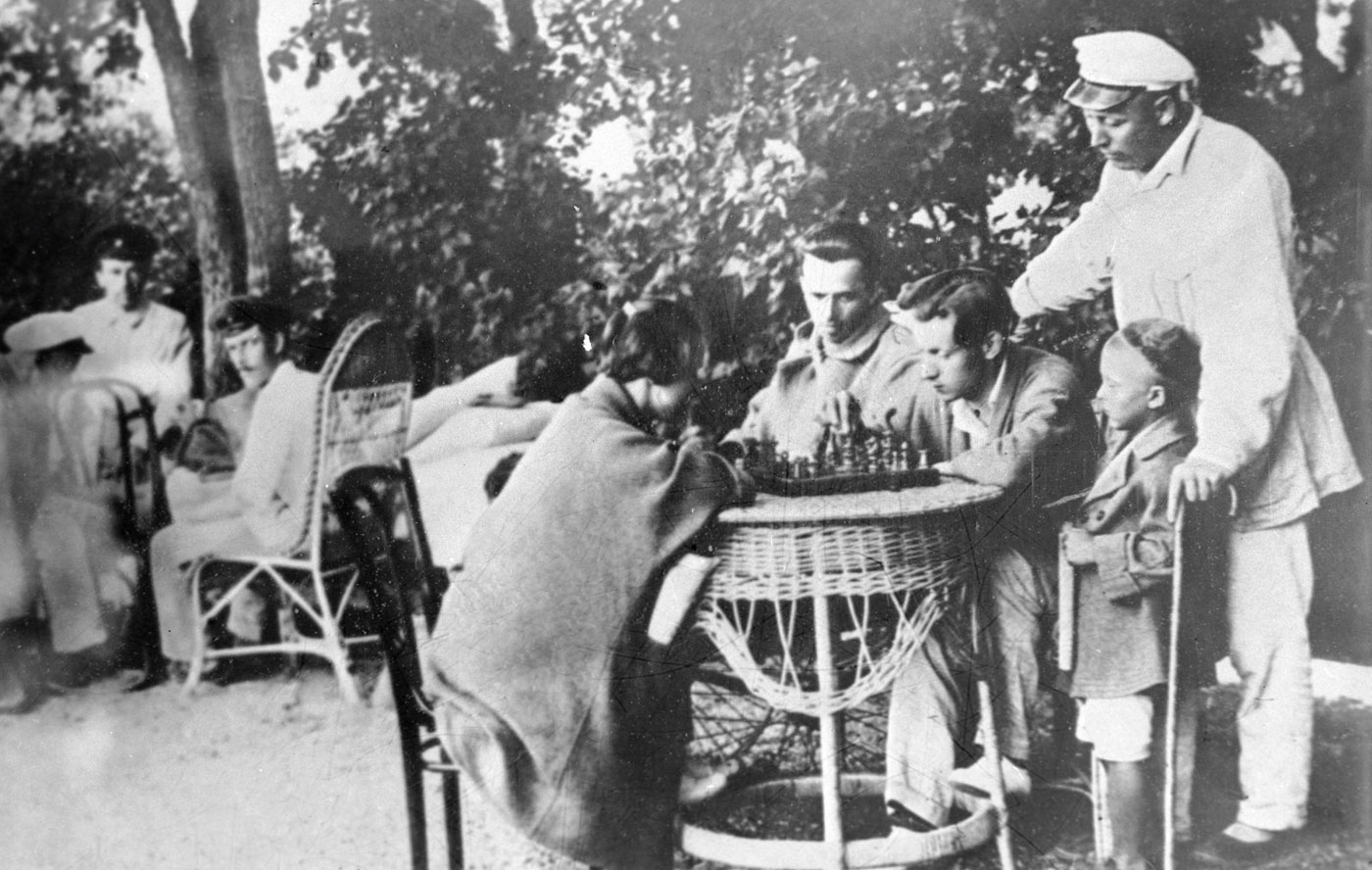 1927: Eine Freiluft-Schachecke in einem Kurhaus in Jewpatorija auf der Krim.
