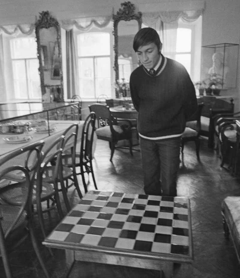 1973 г. Гросмайсторът Анатолий Карпов разглежда масата за игра на шах на Лев Толстой в именито на писателя в Ясная Поляна, 200 км южно от Москва.