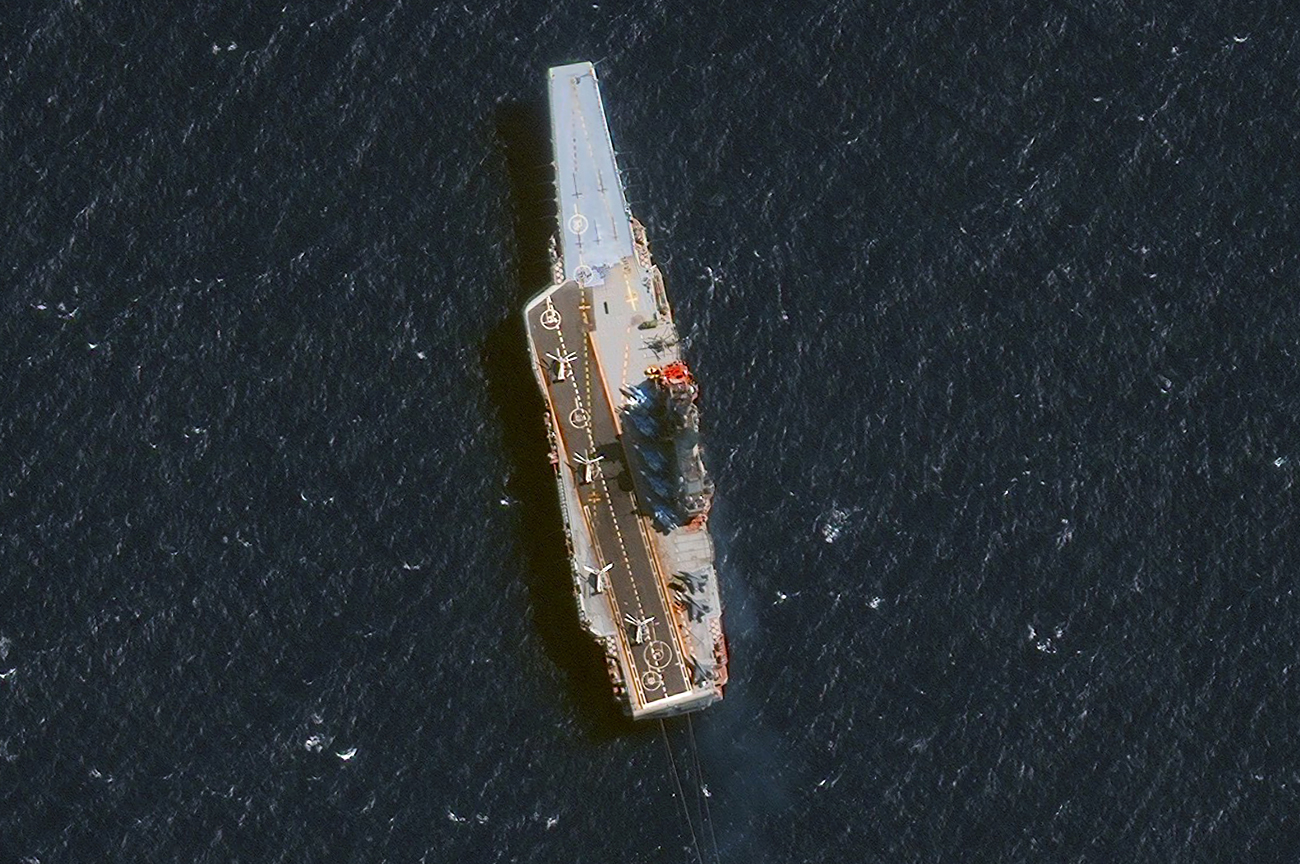 Citra kapal induk Rusia Laksamana Kuznetsov dari Satelit DigitalGlobe di Laut Albora, tepatnya di lepas pantai Maroko, sebelah barat Selat Gilbraltar, 28 Oktober 2015.