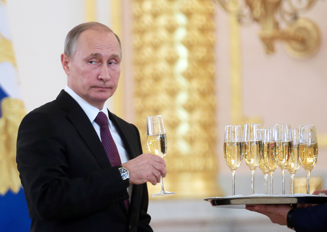 Претседателот на Русија Владимир Путин држи чаша шампањско на церемонијата на примањето на акредитациите на странските амбасадори во Кремљ. 9 ноември 2016, Москва, Русија.
