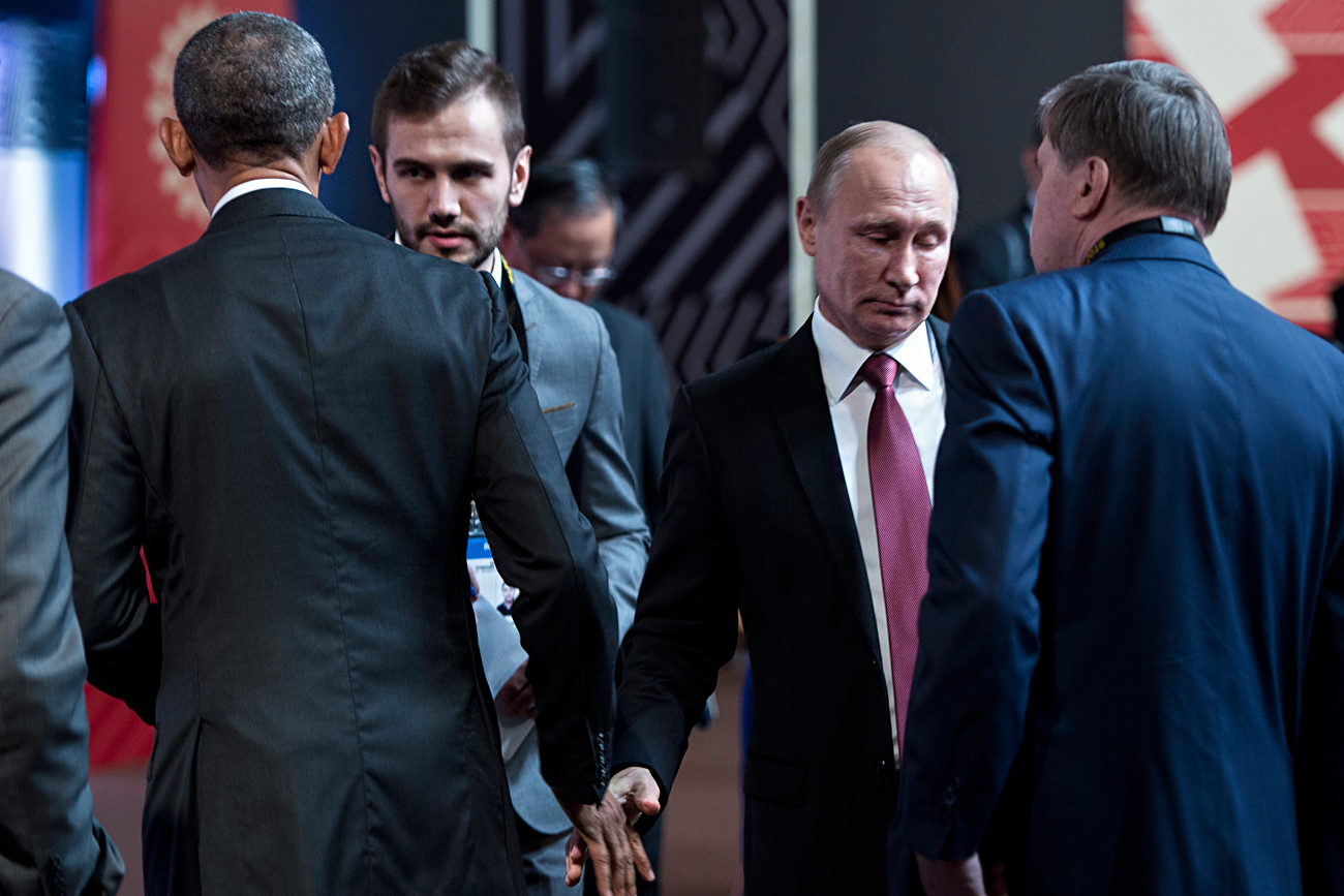 L'incontro tra Vladimir Putin e Barak Obama durante il summit dell'Apec. 