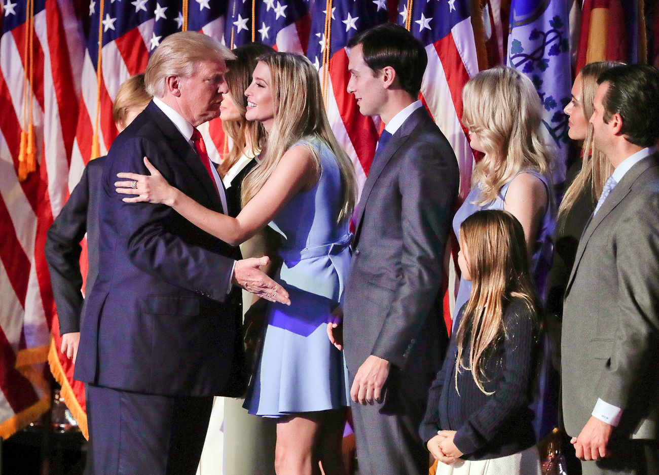 Donald Trump (L) je po izvolitvi takole pozdravil hčerko Ivanko Trump. Ob njej je njen mož Jared Kushner. Vir: AP