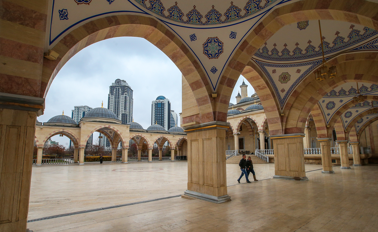 Поглед на деловниот центар Грозни Сити од џамијата Ахмат Кадиров (Срцето на Чеченија) која се наоѓа на авенијата В.В. Путин. 21 ноември 2016, Грозни, Русија.