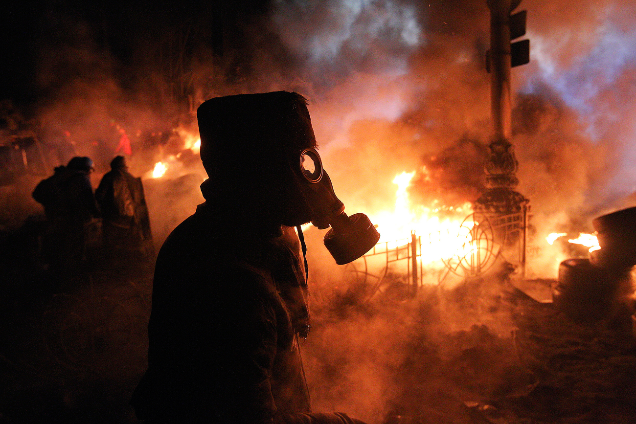 Tumultos entre manifestantes e policiais em Kiev, em 2014