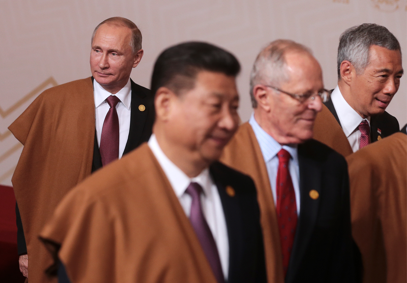 Ruski predsednik Vladimir Putin, kitajski predsednik Ši Džinping, predsednik Peruja Pedro Pablo Kuczynski in singapurski premier Lee Hsien Loong ( L-D) na skupinskem slikanju zasedanja APEC. Mihail Mecel/TASS