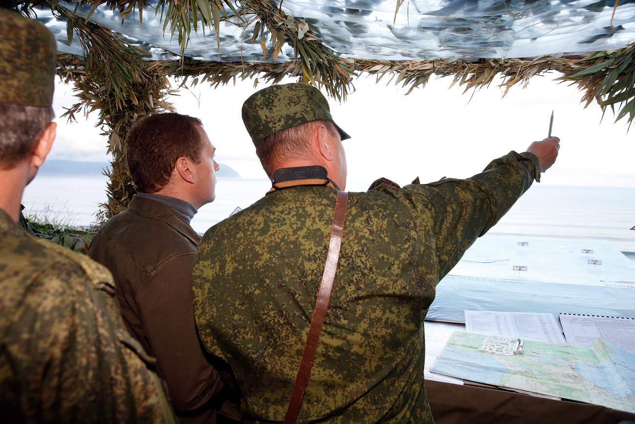 El primer ministro ruso Dmitri Medévdev vista la isla de Iturup, en las Kuriles.