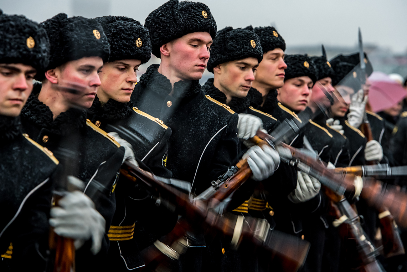 Ceremonia de entrega del submarino Kolpio a la Armada rusa en San Petersburgo.
