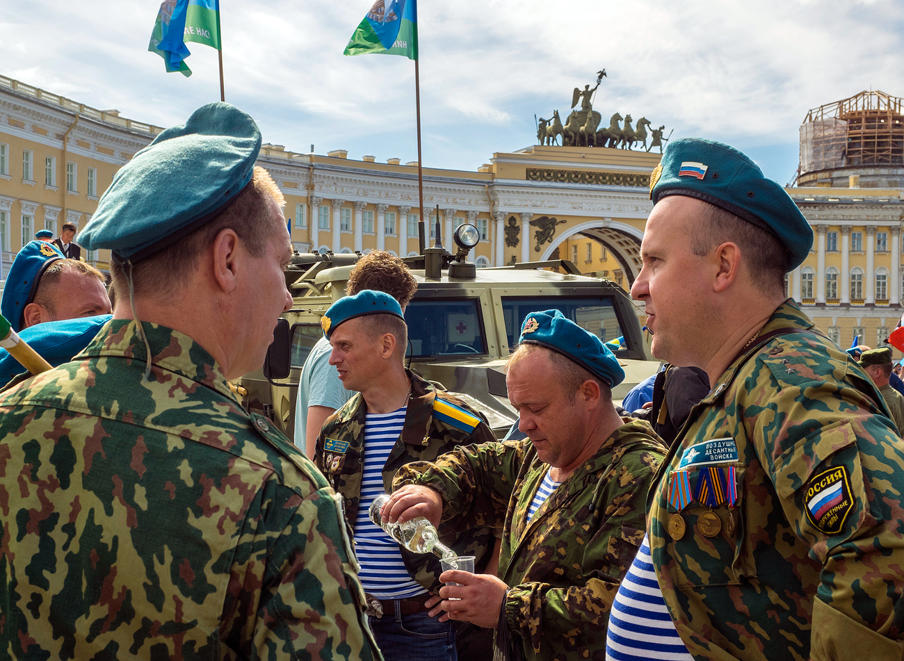 Припадници на Воздушно-десантните сили на Русија го слават Илинден во Санкт Петербург.