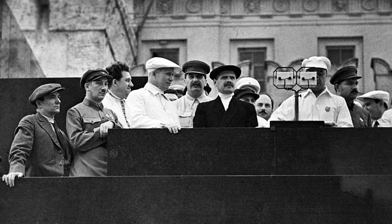 Il segretario generale del Partito Comunista Iosif Stalin, al centro, sulla tribuna in Piazza Rossa a Mosca durante una parata di atleti.
