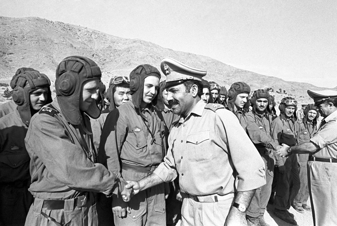 Soviet and Afghan soldiers’ farewell in 1980.