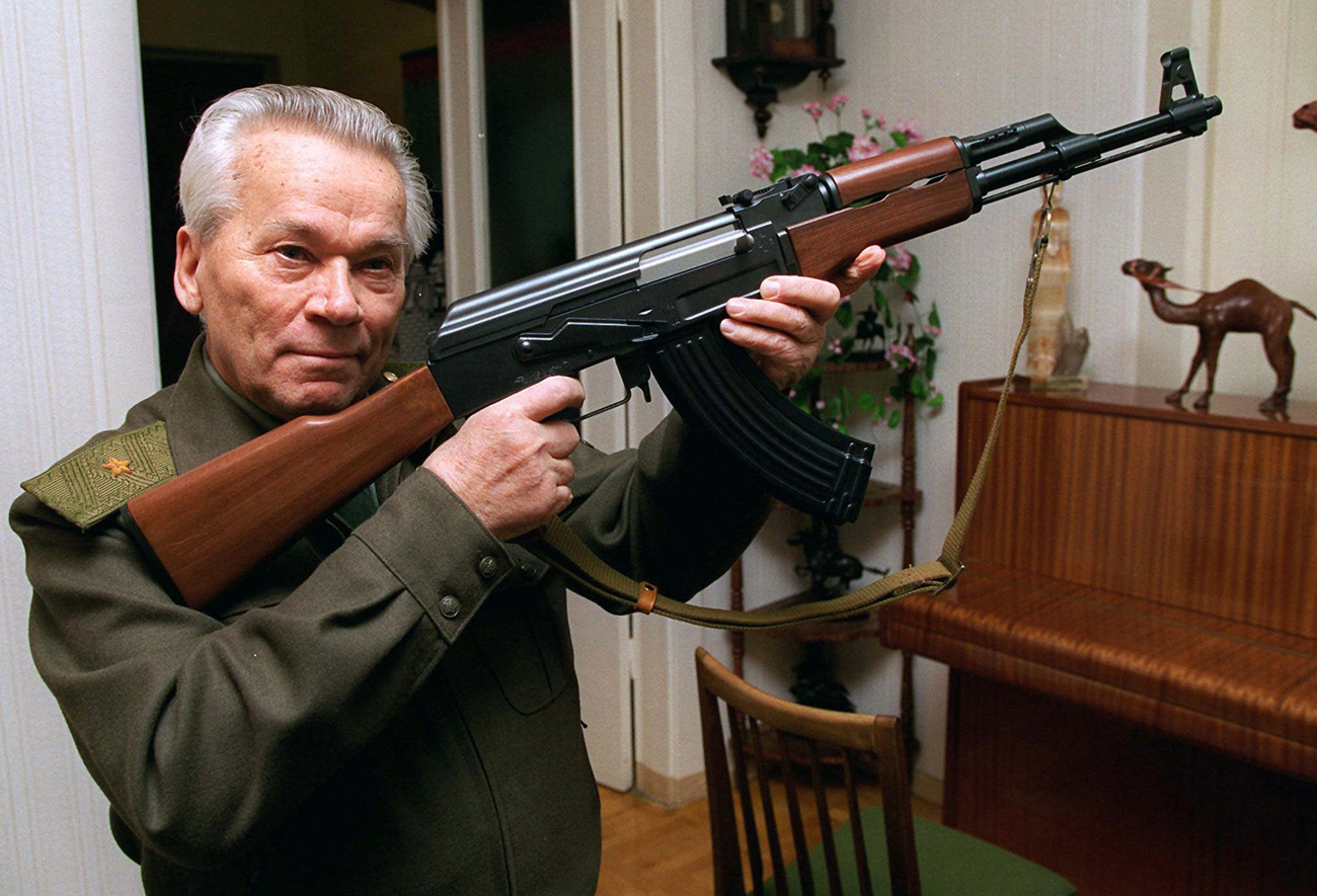 Михаил Калашников со модел на неговата легендарна автоматска пушка АК-47. 29 октомври 1997. 