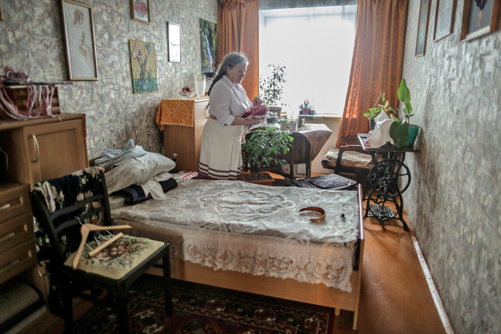 Klavdija Sabljina je inženjerka. Studij je završila u Moskvi, a sada živi u gradu Orenburgu udaljenom 1460 km od prijestolnice. Radila je kao sveučilišna profesorica, ali se umorila od tog posla i otišla u mirovinu.