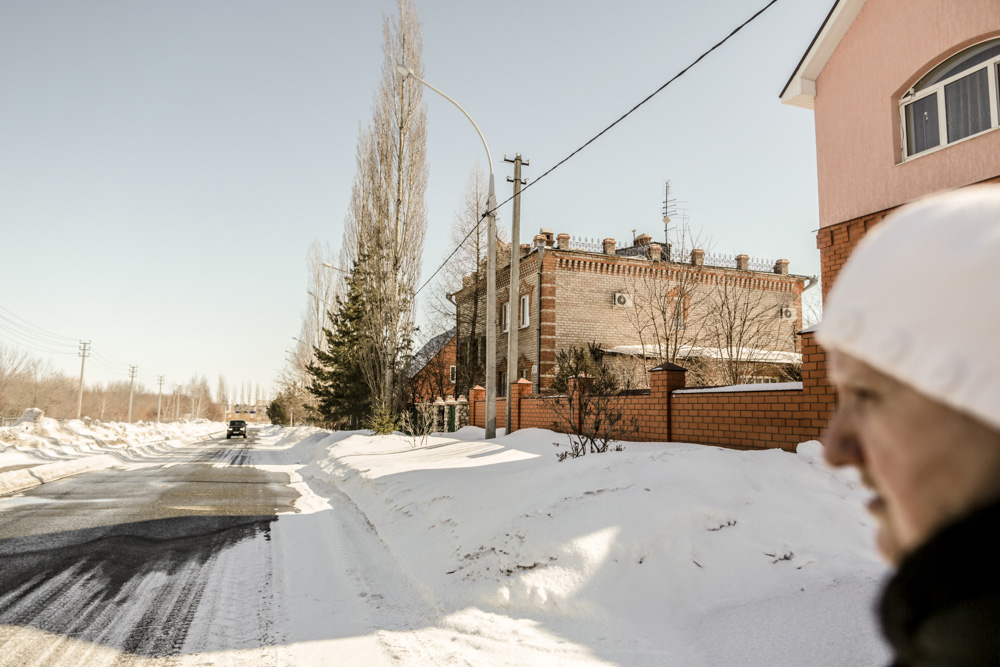 Клавдия често се разхожда до село Ростоши – квартал с частни вили. "Тук ми харесва, всичко е толкова подредено: красиви къщи, добре поддържани дървета".