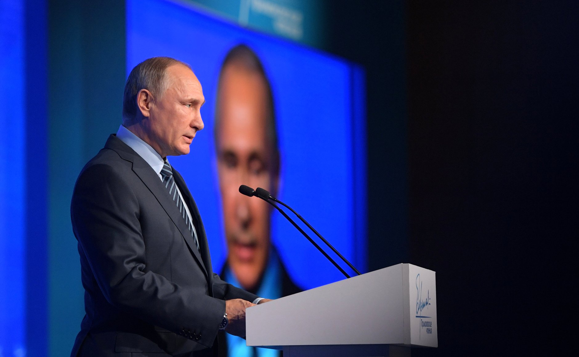 Presiden Putin menegaskan bahawa Rusia berkomitmen untuk membangun sebuah sistem hubungan internasional yang stabil di abad ke-21. 