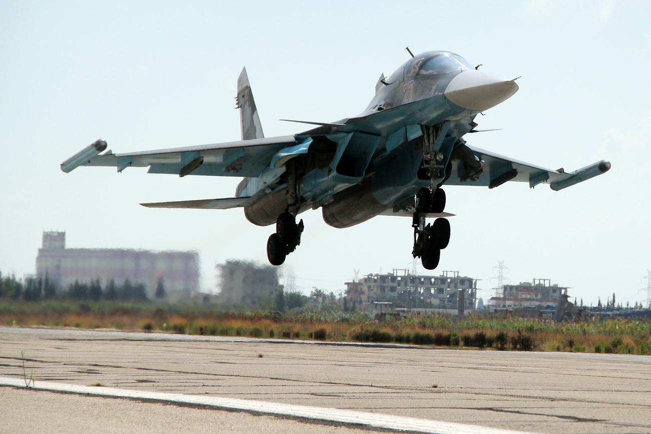 Jet tempur pengebom Su-34 mendarat di Pangkalan Udara Latakia, Suriah.