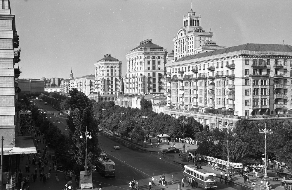 High horizon lines and viewpoints that enable to show the city’s panorama, roads receding into the distance and finely calibrated compositions are characteristic of Granovsky’s style. As a reporter of the state-owned agency he had permission to photograph from Moscow’s highest points that were inaccessible to ordinary citizens. // Kreschatik street, Kiev (Ukraine), 1969