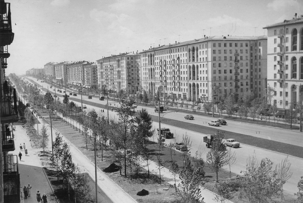 In den Stalinki war die Sowjetelite zuhause. Erbaut wurden sie von Mitte der dreißiger bis Mitte der fünfziger Jahre, überwiegend im neoklassizistischen Stil. // Der Leninskij-Prospekt in Moskau, fünfziger Jahre