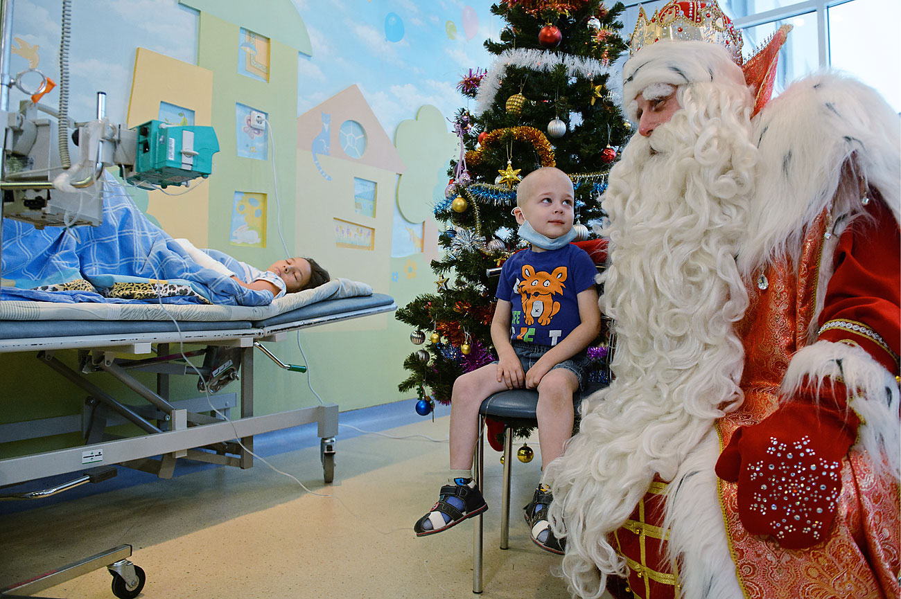 Dedek Mraz med obiskom v Sverdlovskem regionalnem centru za zdravljenje raka v Jekaterinburgu, 4. decembra 2016.