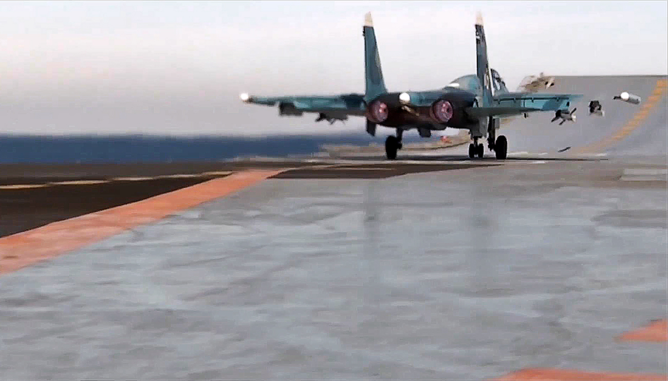 Сухој-33 полетува од палубата на рускиот носач на авиони „Адмирал Кузнецов“.