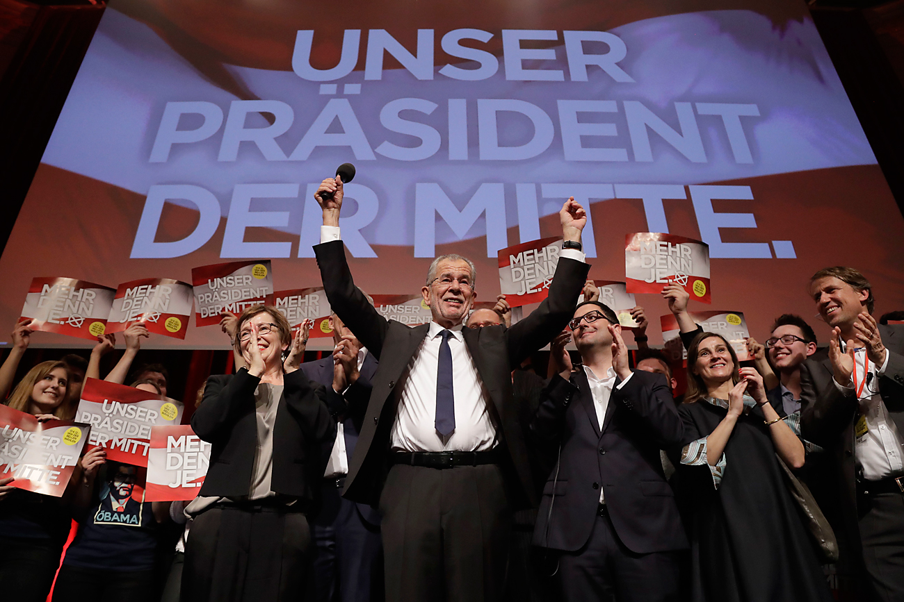 Predsedniški kandidat Aleksander Van der Bellen, nekdanji vodilni član stranke Zelenih, v avstrijski prestolnici Dunaju praznuje s svojimi podporniki, ko je 4. decembra 2016 postalo jasno, da bo bodoči avstrijski predsednik.