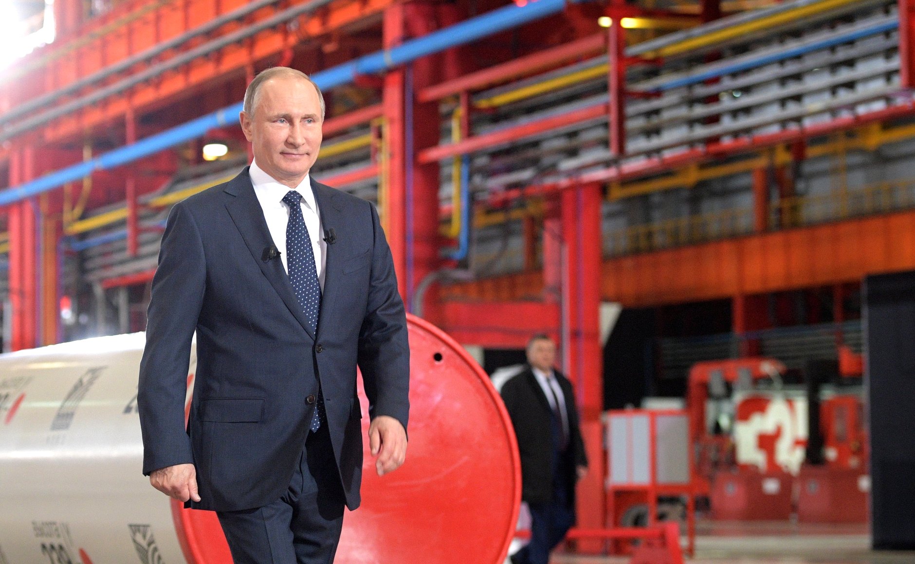 Presiden Rusia Vladimir Putin  mengunjungi pabrik pipa ETERNO di Chelyabinsk.