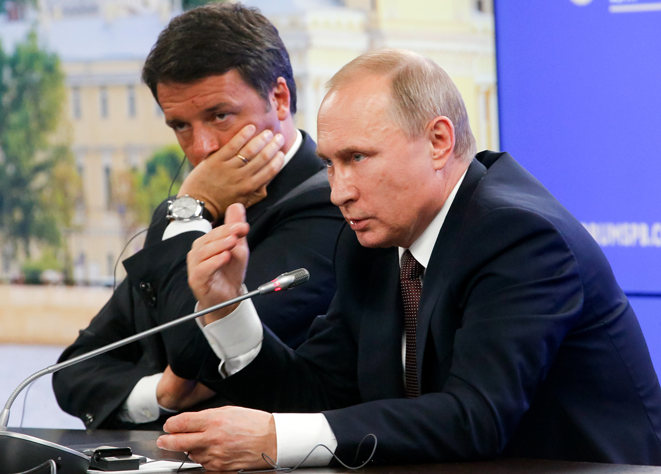 Il Presidente russo Vladimir Putin e il premier dimissionario Matteo Renzi al Forum economico di San Pietroburgo. 
