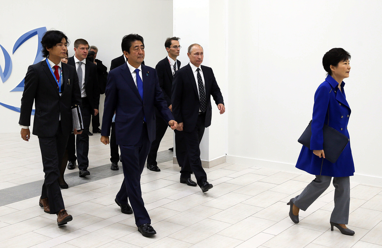 Plenarna sjednica na Istočnom gospodarskom forumu 2016. godine s ruskim predsjednikom, Vladimirom Putinom i japanskim predsjednikom, Shinzom Abeom.