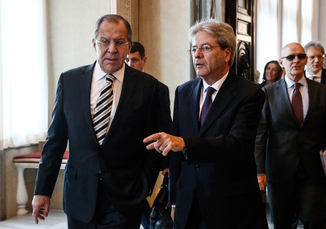 Il ministro degli Esteri russo Sergej Lavrov, a sinistra, con il ministro degli Esteri italiano Paolo Gentiloni. 