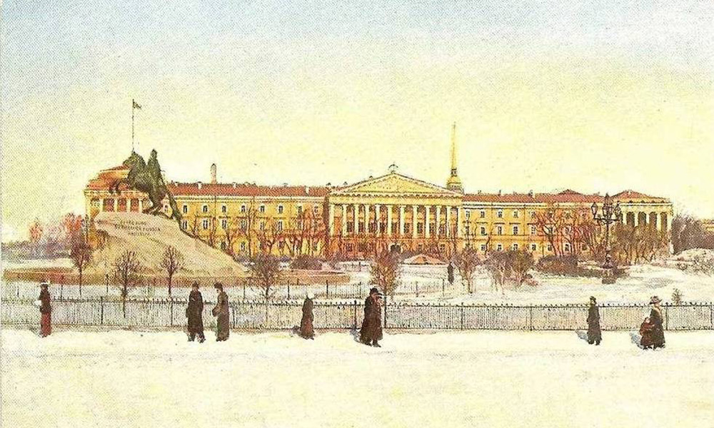 Диамантът в короната на Санкт Петербург е, че повечето от историческите му сгради са се запазили и до днес и са на повече от 100 години. Статуята Бронзовият конник е великолепна по всяко време. 