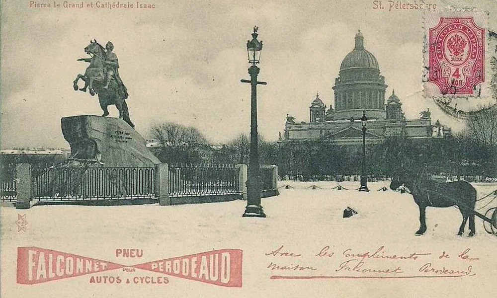 　100年前のサンクトペテルブルクでは、通りは雪に覆われていた。雪の吹きだまりが道端に盛り上げられ、人々が小型のソリや馬が引くソリに乗った。