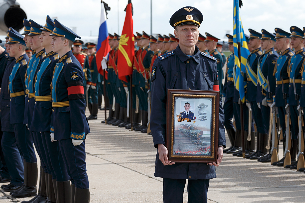 Оддавање почит на Херојот на Русија Александар Прохоренко. Церемонијата беше одржана на аеродромот Чкаловски пред да биде испратено неговото тело во Оренбуршкиот регион, во родниот град на Прохоренко. 