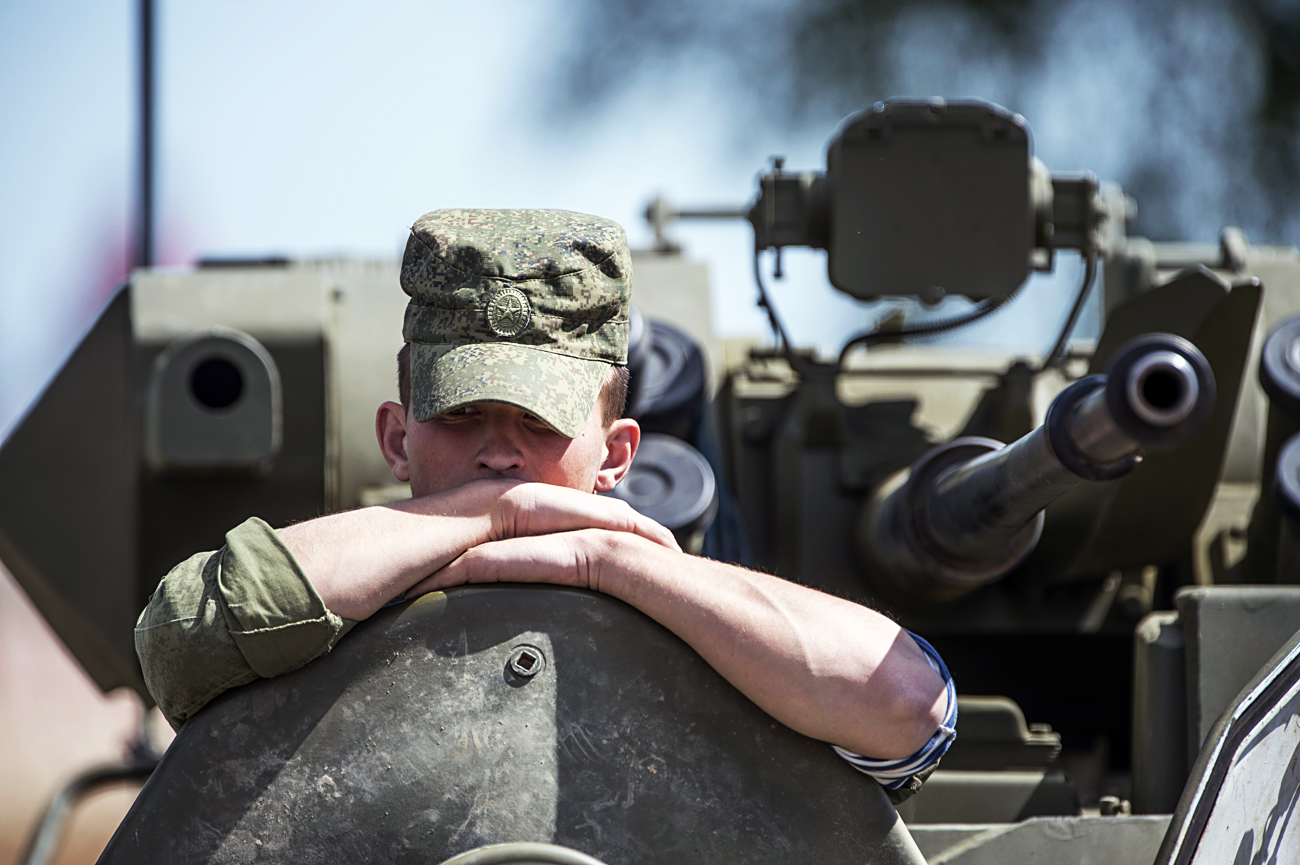 Seorang prajurit pada forum teknis militer internasional ARMY-2015 yang diadakan di luar kota Moskow.