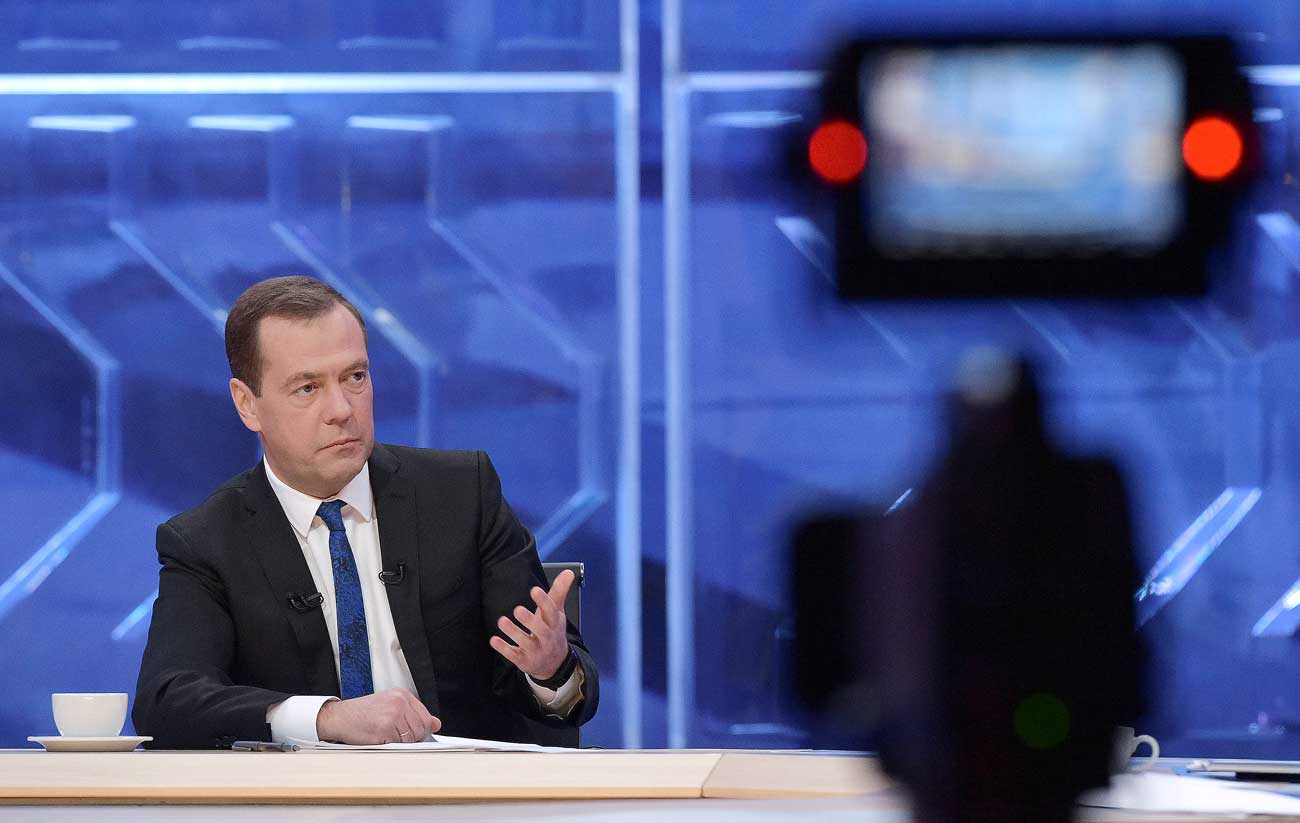 Ruski predsednik vlade Dmitrij Medvedjev je prejšnji teden nastopil pred novinarji televizijskih programov Prvi kanal, NTV, Rossija, RBK in Dožd TV. Vir: Reuters