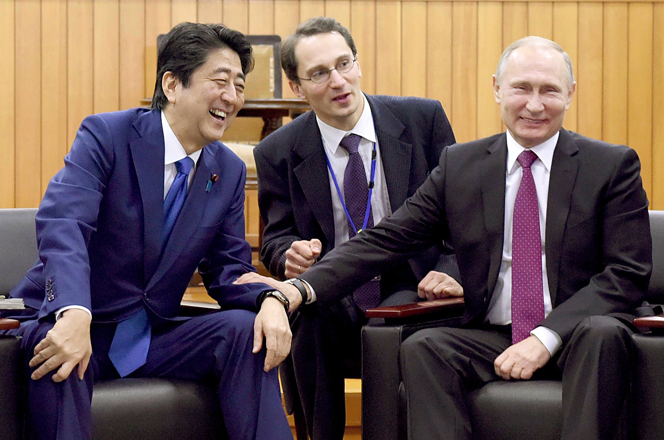 　ロシアのプーチン大統領（右）と日本の安倍首相が、柔道の総本山「講道館」を訪れ、歓談する。
