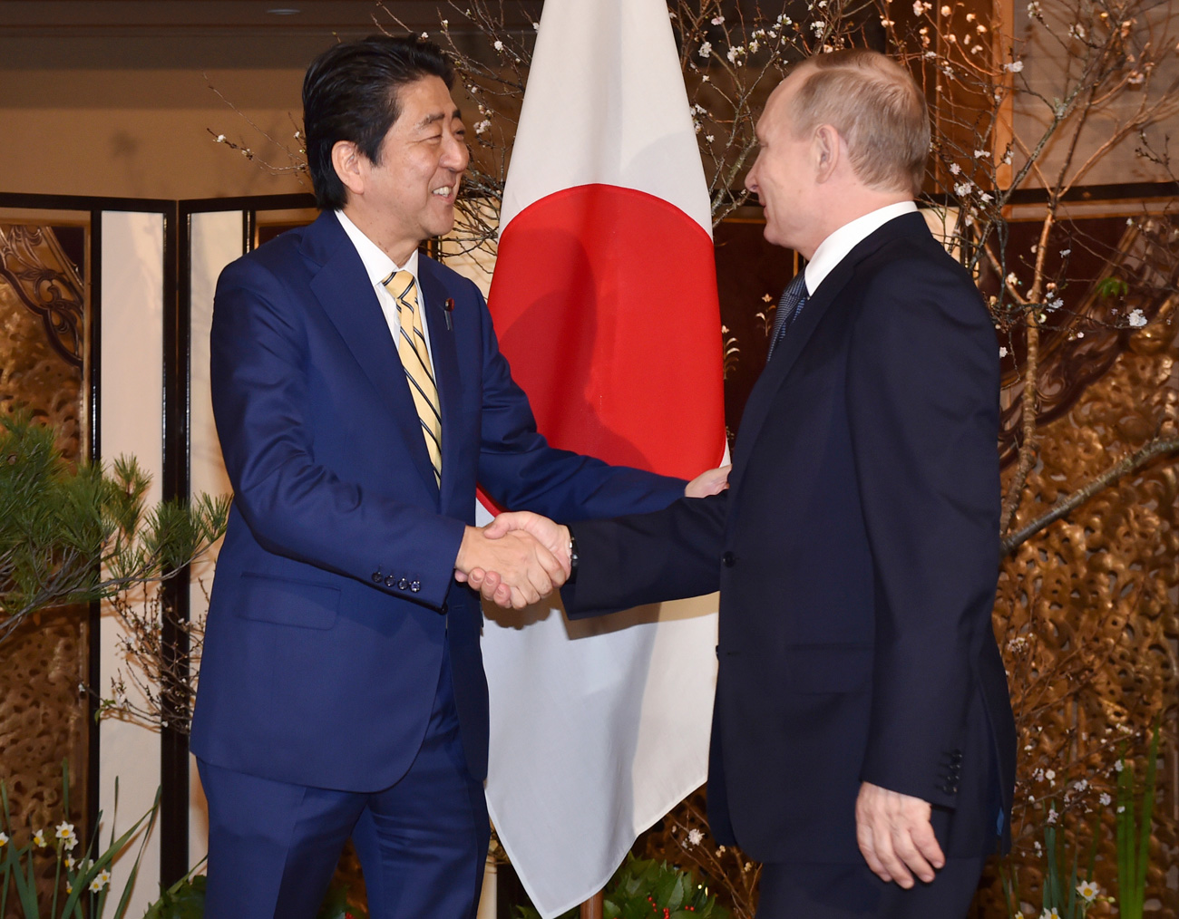 Presiden Rusia Vladimir Putin dan Perdana Menteri Jepang Shinzo Abe.