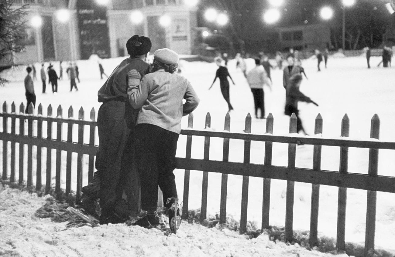 Una coppia davanti alla pista di pattinaggio sul ghiaccio al Parco Gorkij di Mosca.