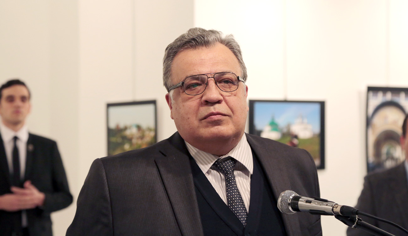 Ruski veleposlanik u Turskoj Andrej Karlov tijekom govora u galeriji u Ankari 19. prosinca 2016. Napadač (na slici u pozadini s lijeve strane) je vatru na veleposlanika otvorio na otvaranju izložbe fotografija. / 