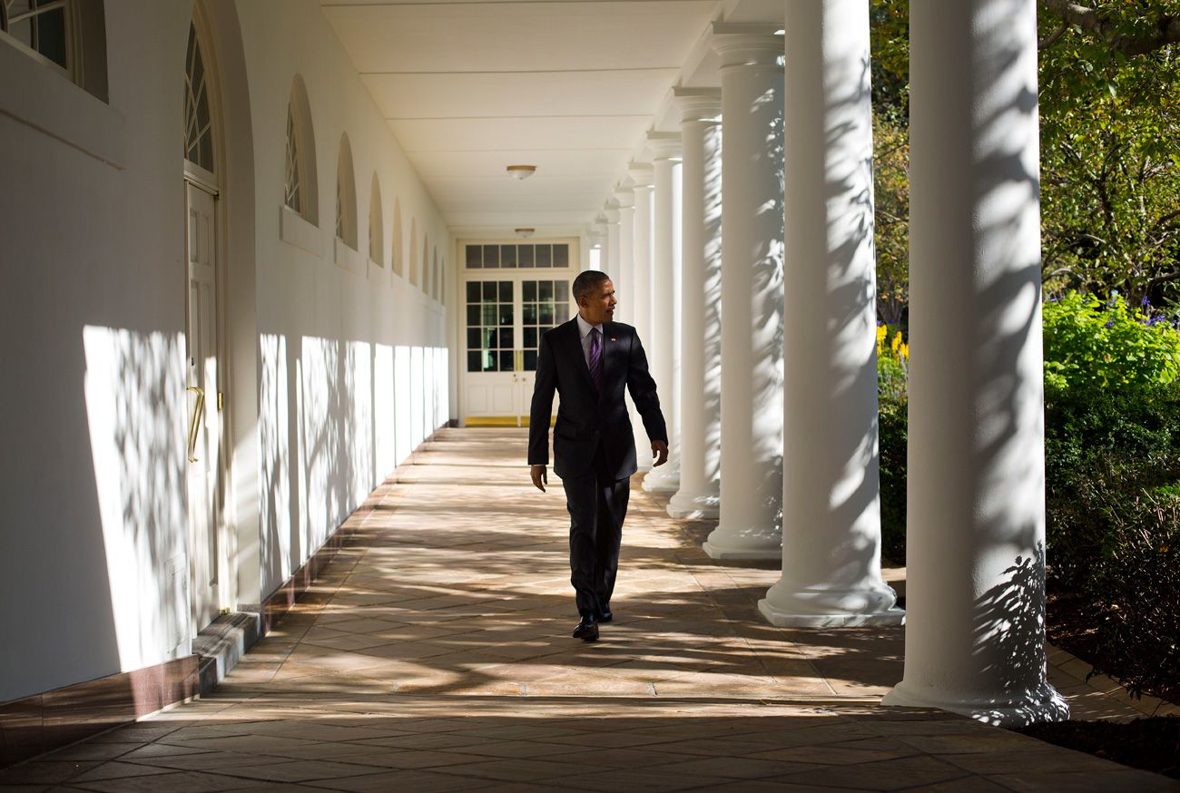 Presiden Barack Obama berjalan menyusuri Gedung Putih dari kediaman utama ke Ruang Oval, Selasa, 8 November, 2016, di Washington.
