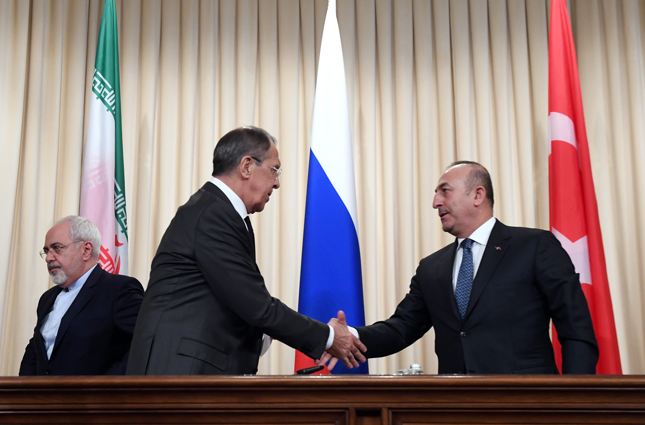 Menteri Luar Negeri Iran Mohammad Javad Zarif, Menteri Luar Negeri Rusia Sergei Lavrov, dan Menteri Luar Negeri Turki Mevlut Cavusoglu dalam konferensi pers setelah pertemuan trilateral di Moskow.