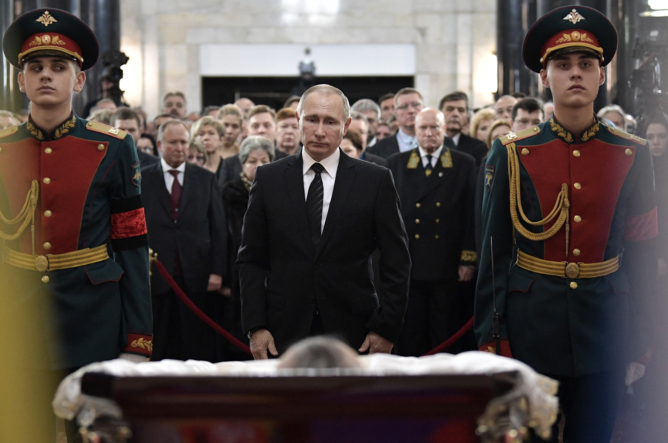 Presiden Rusia Vladimir Putin di upacara pemakaman mantan Duta Besar Rusia untuk Turki Andrey Karlov. Putin meminta Badan Keamanan Federal Rusia (FSB) untuk meningkatkan perlindungan terhadap diplomat-diplomat Rusia di luar negeri.